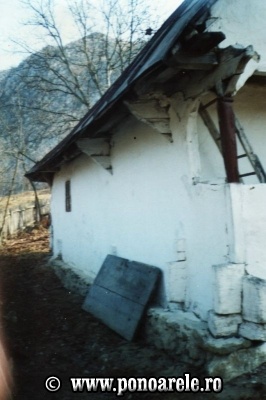 Partea laterală a bisericii şi uşa veche